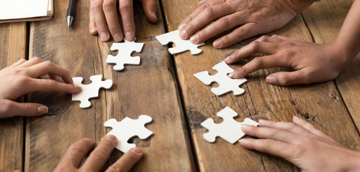 20151207 Team Assembling a Puzzle2